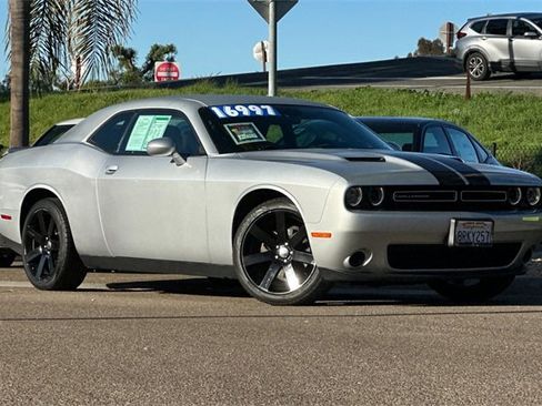 Used 2019 Dodge Challenger SXT image 3
