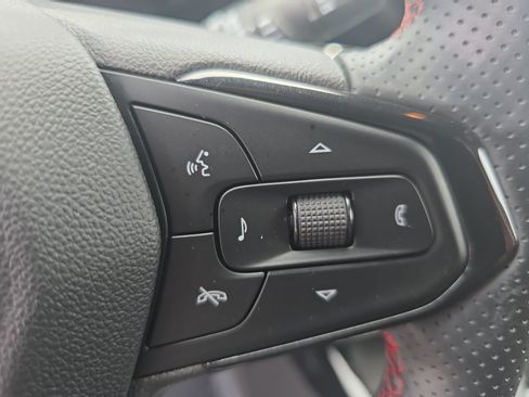 Used 2024 Chevrolet Trax RS w/ Sunroof Package FWD image 18