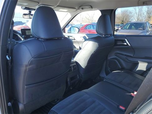 Used 2024 Mitsubishi Outlander SE image 14