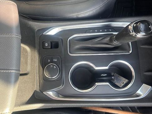 Used 2019 Chevrolet Traverse Premier w/ Driver Confidence II Package FWD image 23
