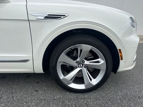 Used 2025 Bentley Bentayga AWD/4WD image 9