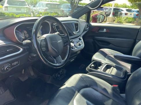 Used 2020 Chrysler Pacifica Touring-L FWD image 7