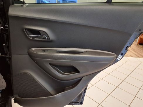 Used 2020 Chevrolet Trax LT w/ LT Convenience Package FWD image 12