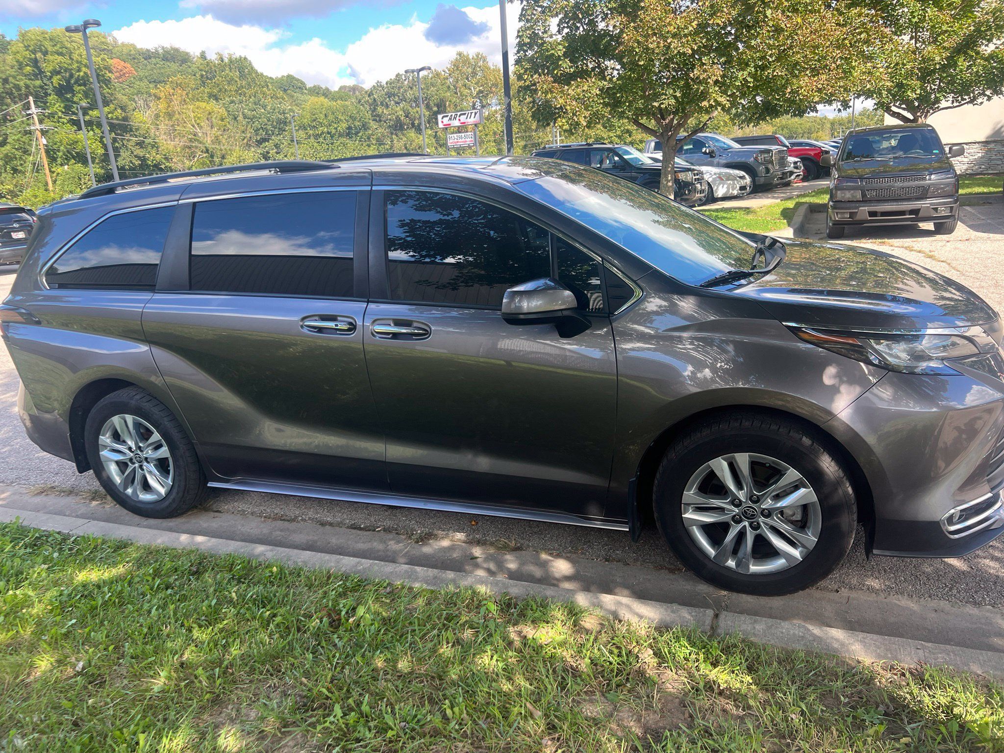 Used 2022 Toyota Sienna XLE w/ XLE Plus Package AWD/4WD image 4