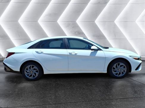 Used 2025 Hyundai Elantra Hybrid FWD image 6