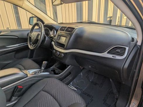 Used 2019 Dodge Journey SE image 19