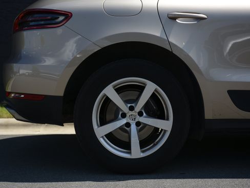 Certified 2018 Porsche Macan AWD/4WD image 37