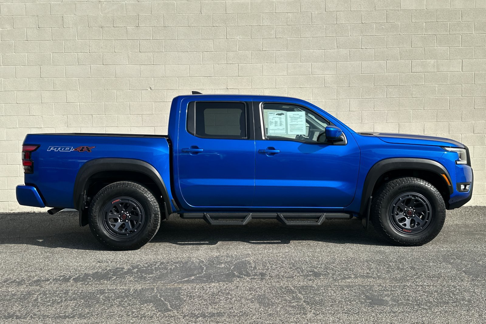 Used 2025 Nissan Frontier PRO-4X AWD/4WD image 3