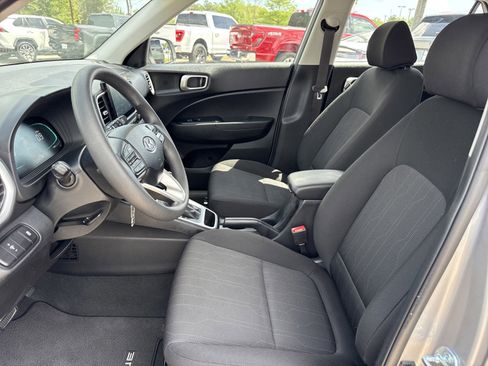 Certified 2025 Hyundai Venue SE image 11