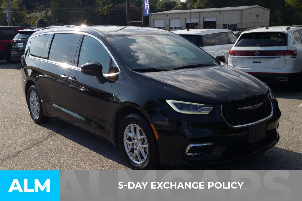Used 2024 Chrysler Pacifica Touring-L FWD image 3