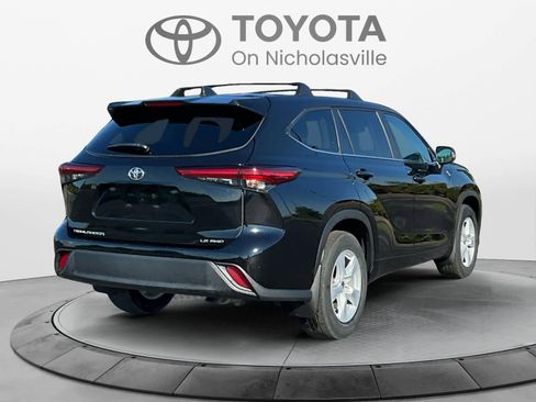Used 2023 Toyota Highlander LE AWD/4WD image 6