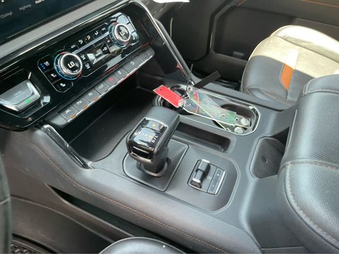 Used 2023 GMC Sierra 1500 AT4 w/ AT4 Premium Package AWD/4WD image 17