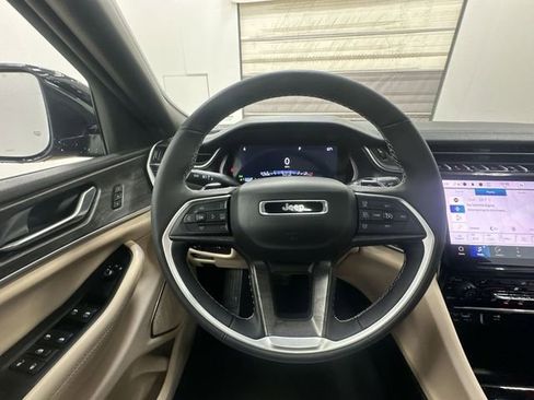 Used 2025 Jeep Grand Cherokee L Limited image 12