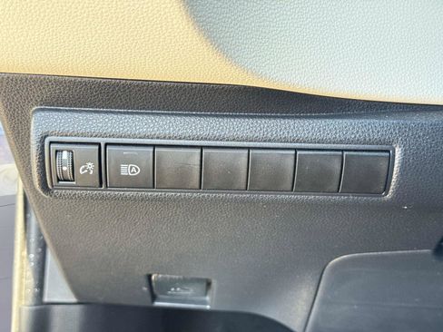 Used 2020 Toyota Corolla LE image 27