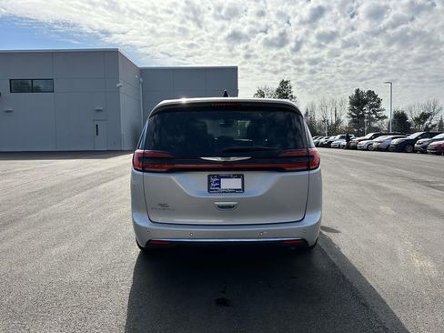 Used 2024 Chrysler Pacifica Touring-L image 27
