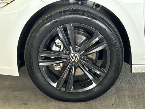 Used 2024 Volkswagen Jetta SE w/ Panoramic Sunroof Package FWD image 11