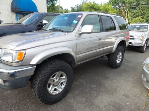 Used 2002 Toyota 4Runner SR5 AWD/4WD image 2
