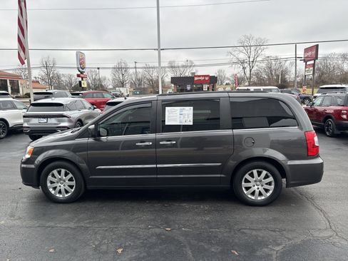Used 2015 Chrysler Town & Country Touring w/ Driver Convenience Group image 19