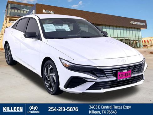 Used 2025 Hyundai Elantra SEL image 11