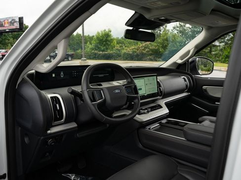 Used 2025 Ford Expedition Active AWD/4WD image 13