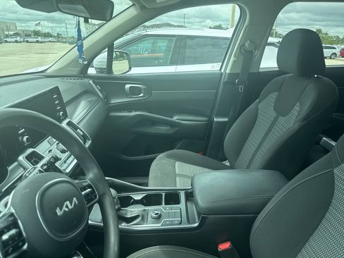 Used 2022 Kia Sorento LX image 9