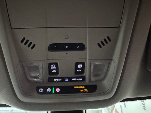 Used 2021 Buick Enclave Avenir w/ Avenir Technology Package FWD image 17