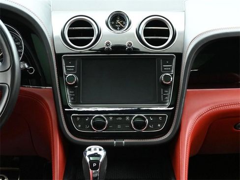 Used 2018 Bentley Bentayga image 27