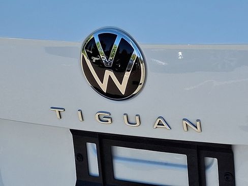 Certified 2023 Volkswagen Tiguan SE FWD image 32
