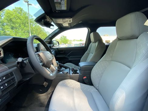 Used 2026 Toyota Tacoma SR5 AWD/4WD image 19