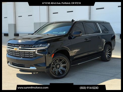 Used 2021 Chevrolet Suburban LT w/ LT Signature Package AWD/4WD image 1