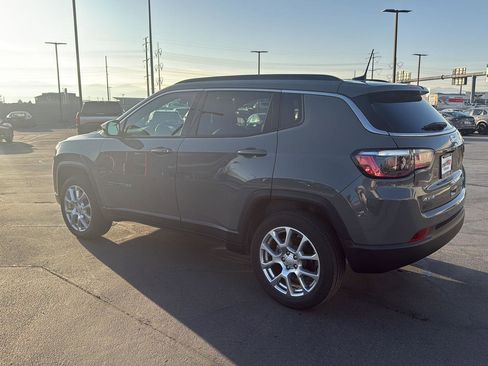 Used 2023 Jeep Compass Latitude image 7