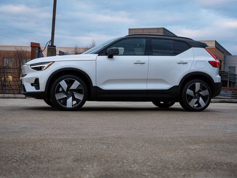 Certified 2024 Volvo XC40 Recharge Plus image 3