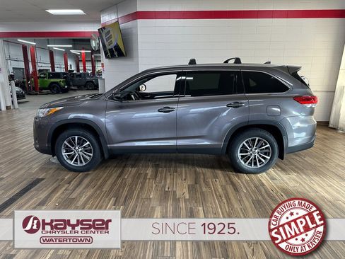 Used 2019 Toyota Highlander XLE image 2