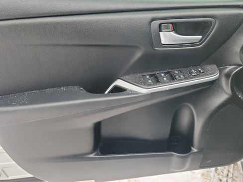 Used 2015 Toyota Camry SE image 12