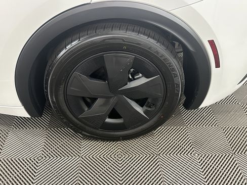 Used 2025 Toyota Prius Plug-In Hybrid image 11