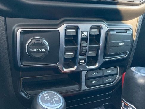Used 2022 Jeep Wrangler Unlimited Sahara AWD/4WD image 26