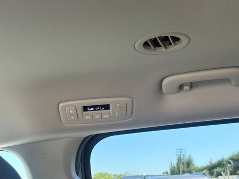 Used 2026 Kia Carnival FWD image 24