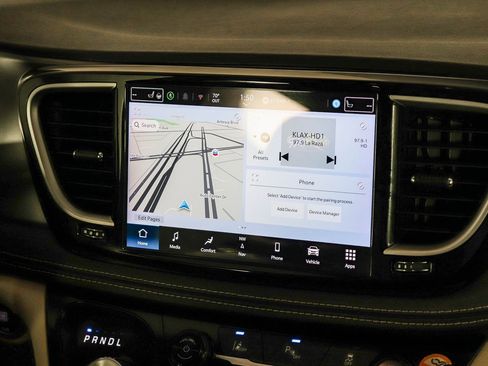 Used 2024 Chrysler Pacifica Select image 14