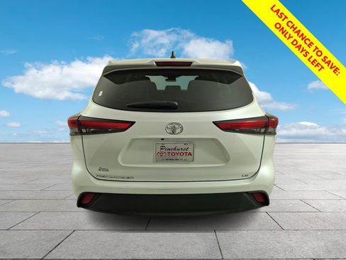 Used 2023 Toyota Highlander LE FWD image 6