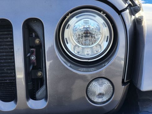 Used 2017 Jeep Wrangler Unlimited Rubicon w/ Cold Weather Group image 10