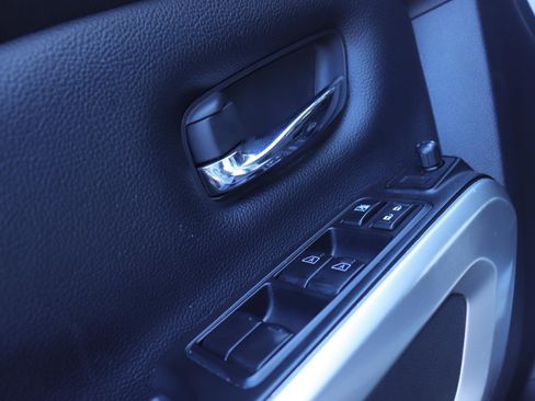 Used 2023 Nissan Titan SV image 21