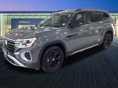 Used 2025 Volkswagen Atlas Peak Edition SE image 5