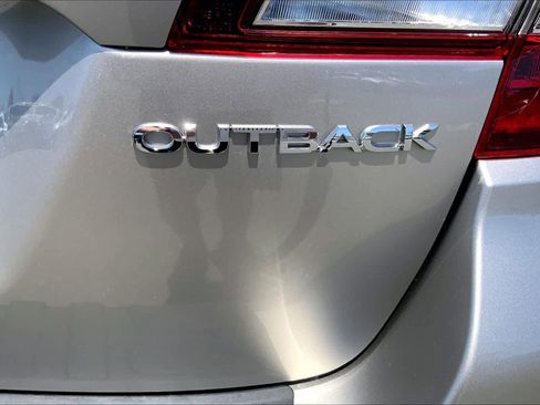 Used 2018 Subaru Outback 2.5i Limited AWD/4WD image 10