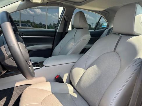 Used 2022 Toyota Camry XLE w/ Cold Weather Package FWD image 11