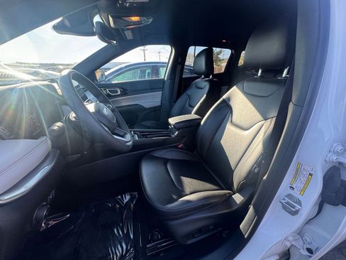 Used 2025 Jeep Compass Limited image 36