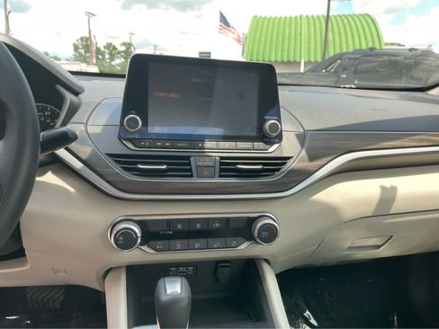 Used 2025 Nissan Altima 2.5 SV FWD image 16