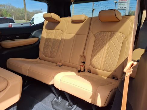 Used 2024 Jeep Grand Wagoneer Series III image 18