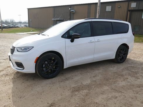 New 2026 Chrysler Pacifica Select image 7