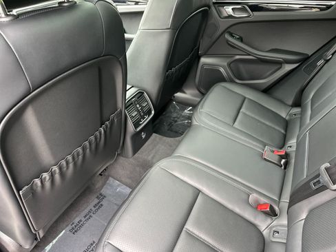 Certified 2025 Porsche Macan AWD/4WD image 13