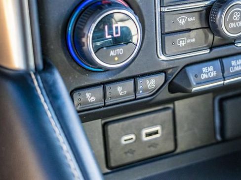 Used 2023 Chevrolet Suburban Premier image 28